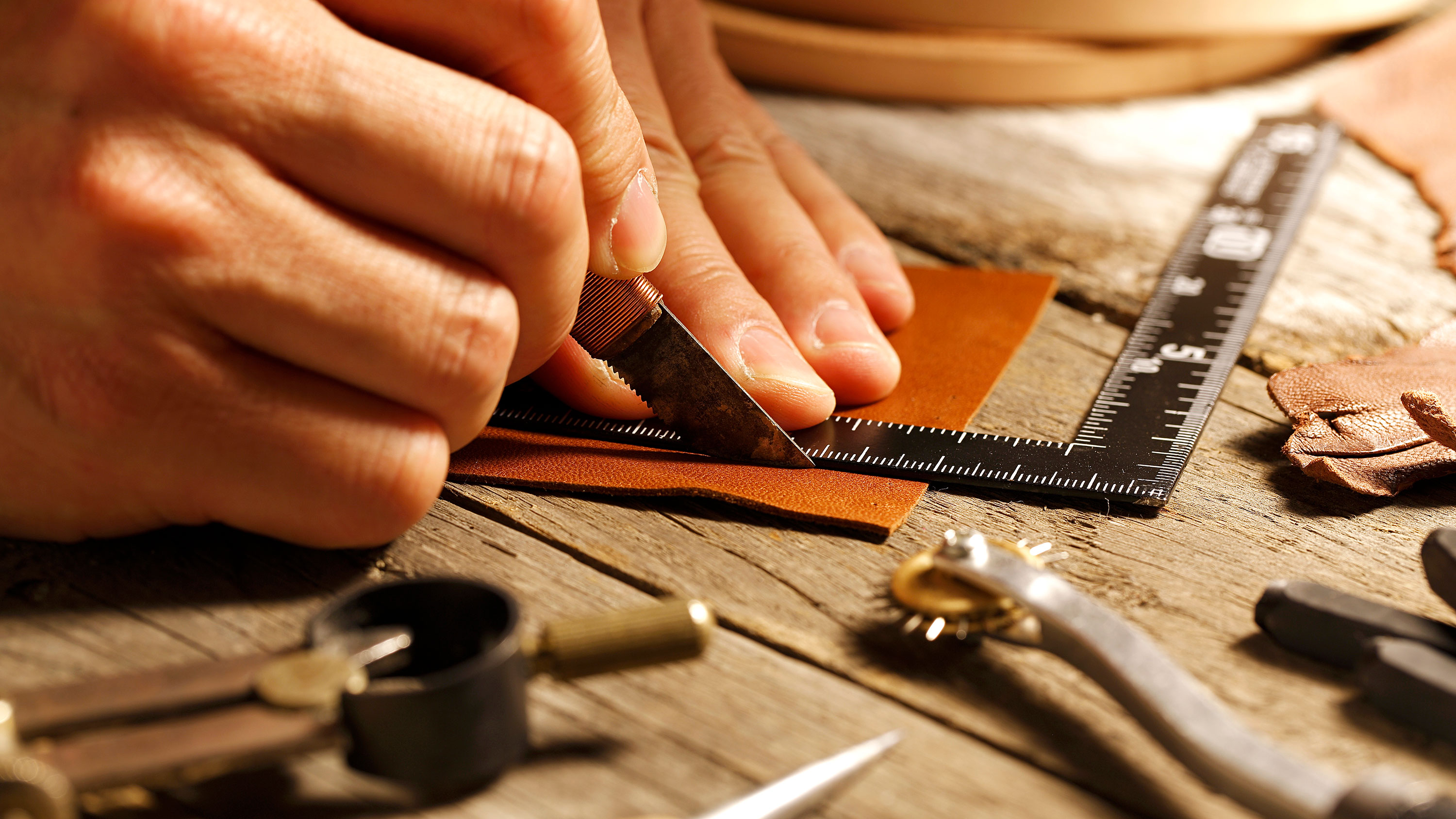 Lederverarbeitung mit Messer und Zollstock