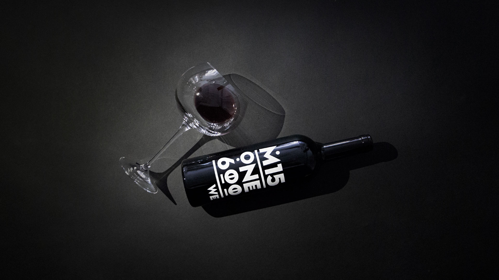 WE Etikette auf Weinflasche und Weinglass